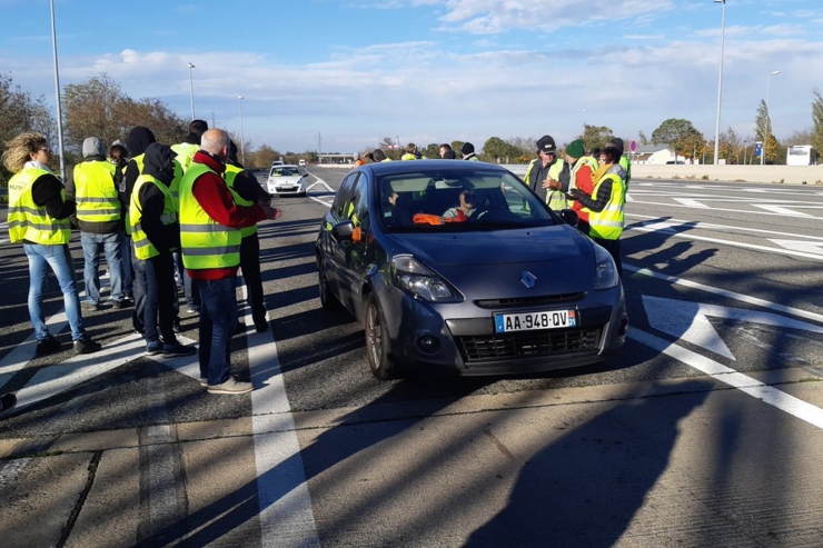 Peatge de l'autopista a Pamiers, on els manifestants han aixecat les barreres.